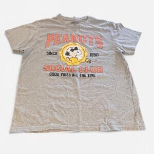 Peanuts "Social Club" graphic t-shirt featuring Snoopy - Size L